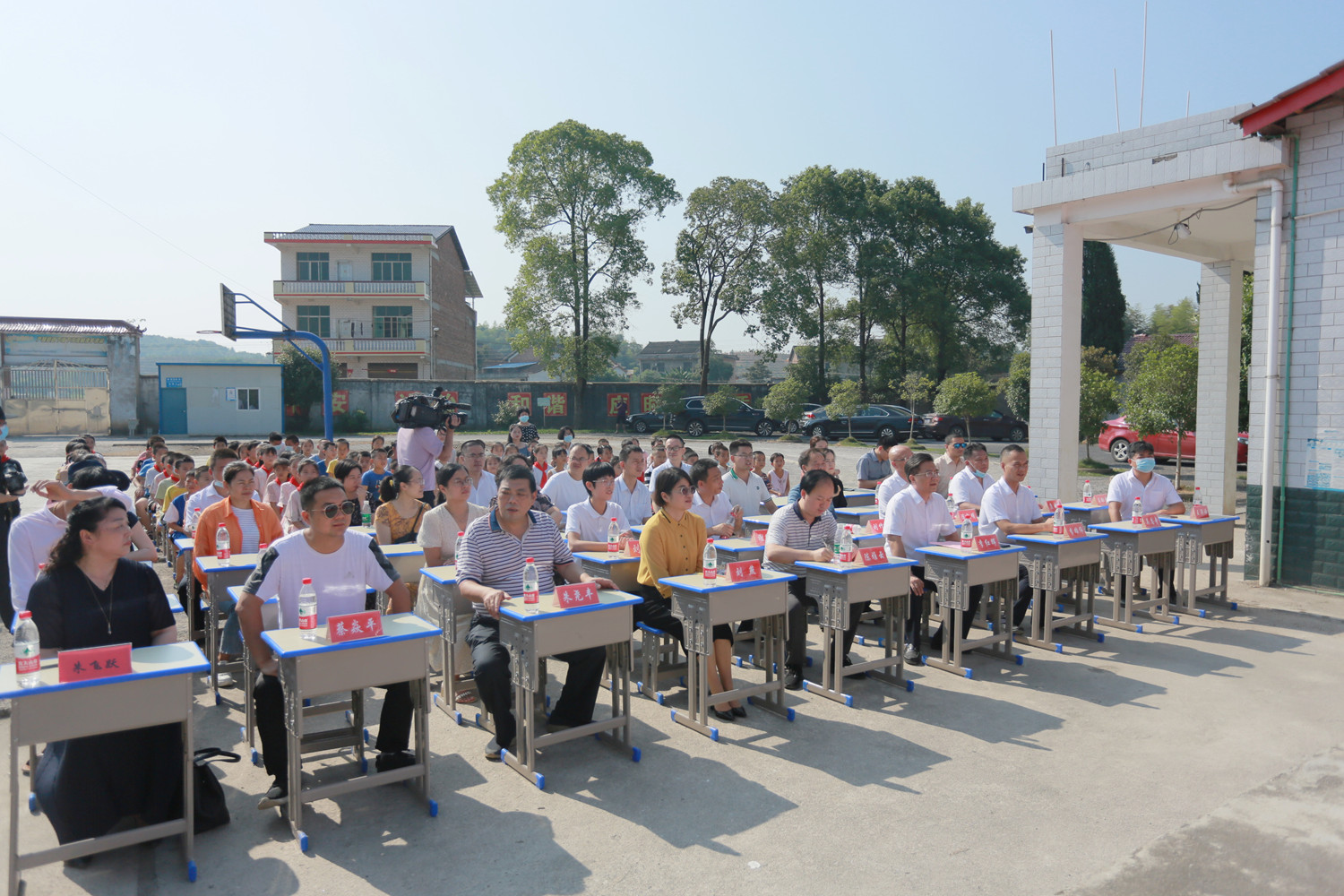 民盟婁底市委會赴雙峰大興小學開展“燭光行動”
